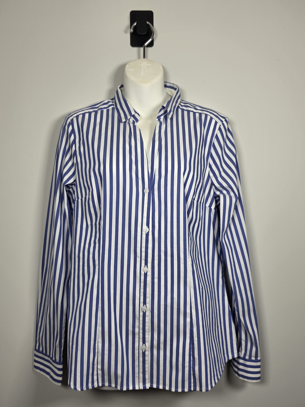 H&M Women's Blue and White Stripe Button-Up Shirt